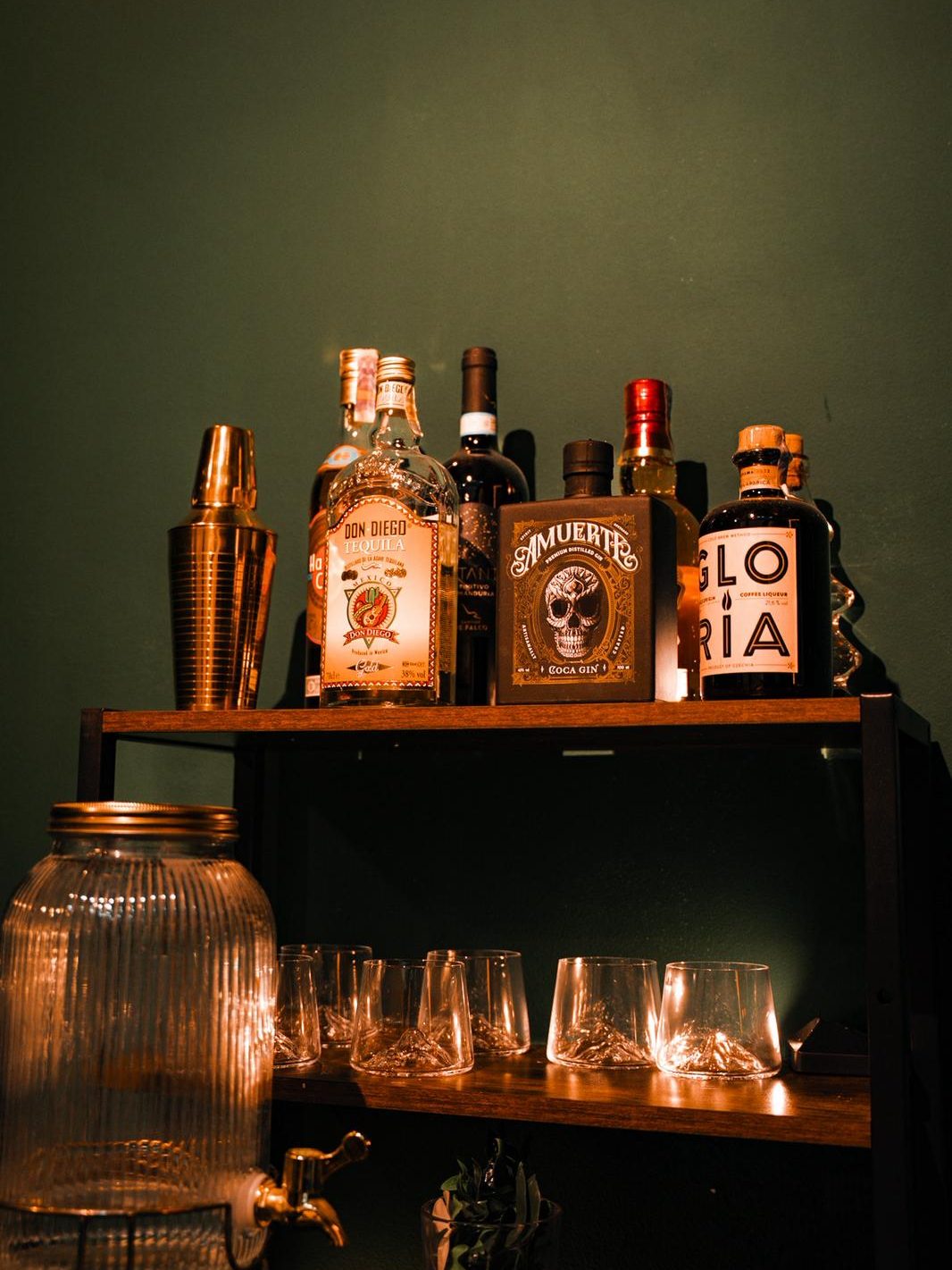 Bar v barbershopu — tequila a gin